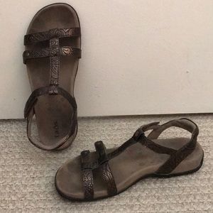 Taos “Trophy” Bronze Embossed Leather Adjustable Arch Support Flat Sandals Sz 7